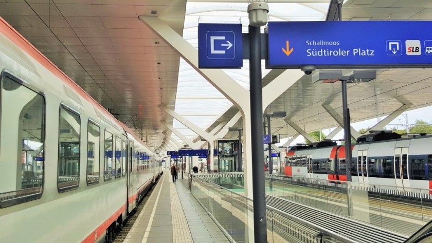 A general view of a platform/track/gleis