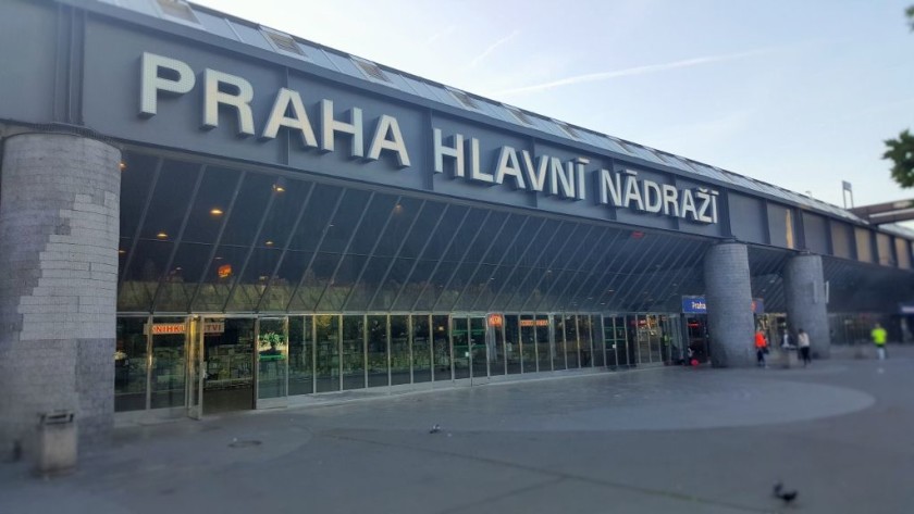 The main entrance opposite Vrchlického sady park