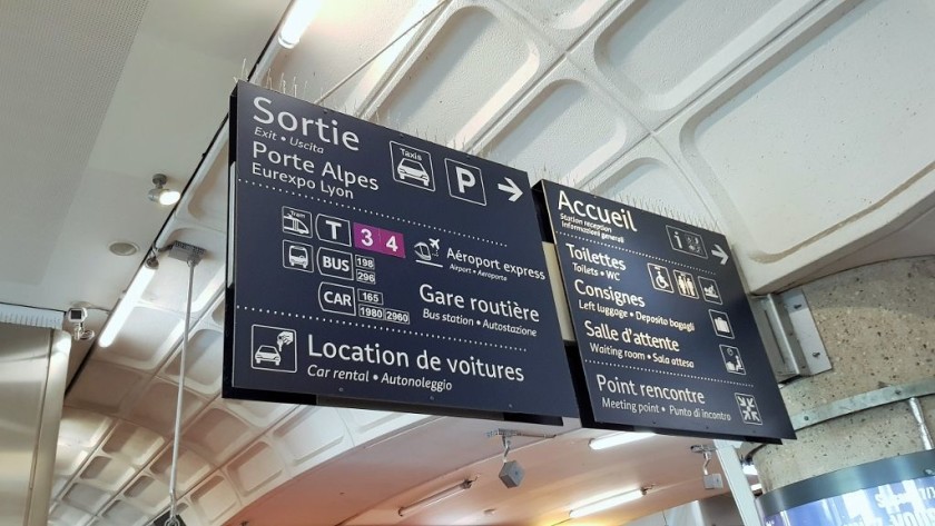 A sign at the station indicating the facilities and connections at the Porte Alpes end of the concourse