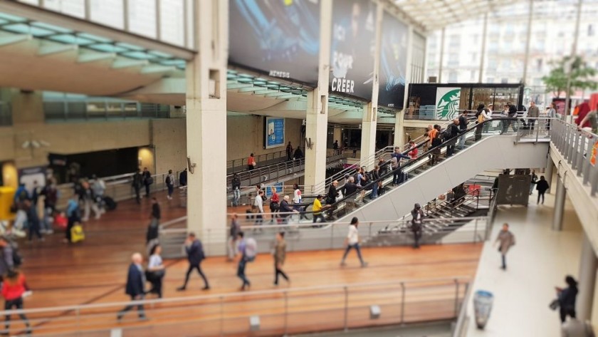 The escalator in the middle of the picture is the main access between the main concourse and the RER concourse