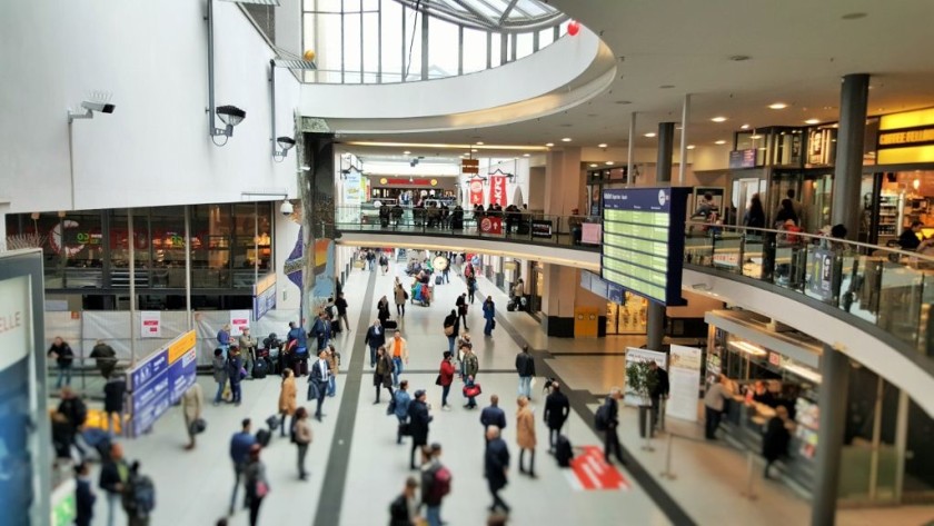 Looking down from the gallerie level in the station atrium - the main access to the trains is to the right