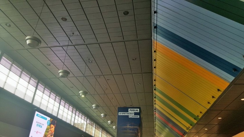 The roof of the departure concourse located by the entrance/exit from the binari/platforms