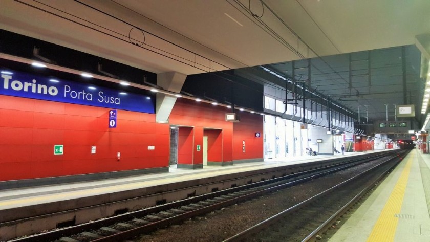 The long platforms/binari at Torino Porta Susa