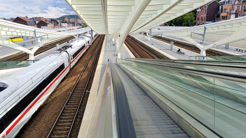 The travellators that lead down from the bridges - note the ICE is using the eastern end of the platform