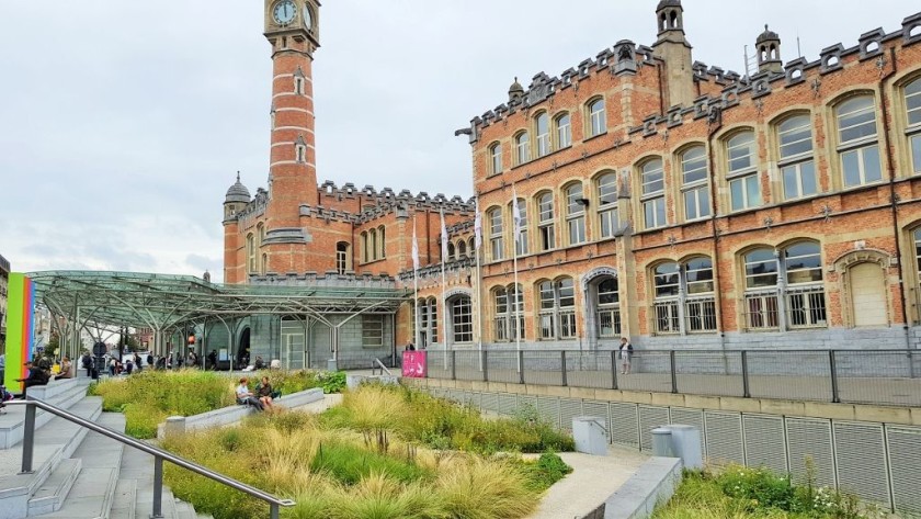 The station when viewed from the adjacent bus station and line 1 tram stop