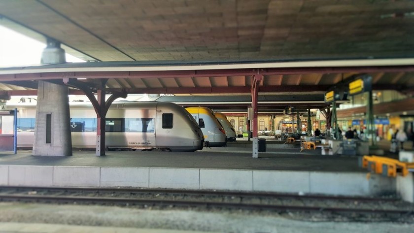 Trains waiting to depart from Göteborg Central - note the step free access to/from the concourse