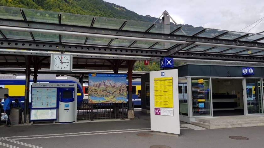 The access to the trains is between the ticket office and the Tourist Info office