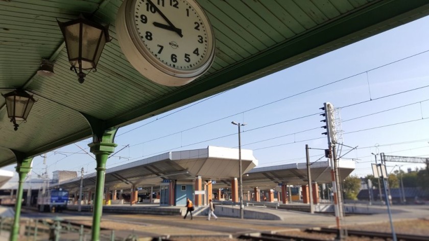 The view of the platforms/peron at Krakow Glowny from the pathway that leads into the station