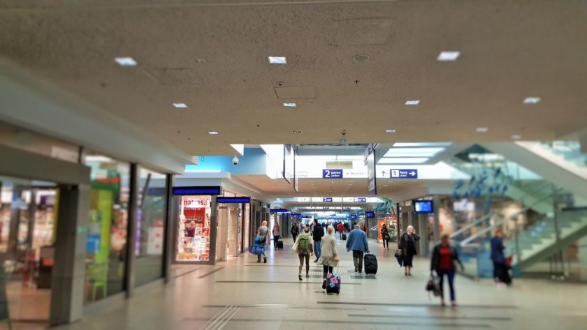 The lobby that gives access to the platforms/perons at Krakow Glowny station