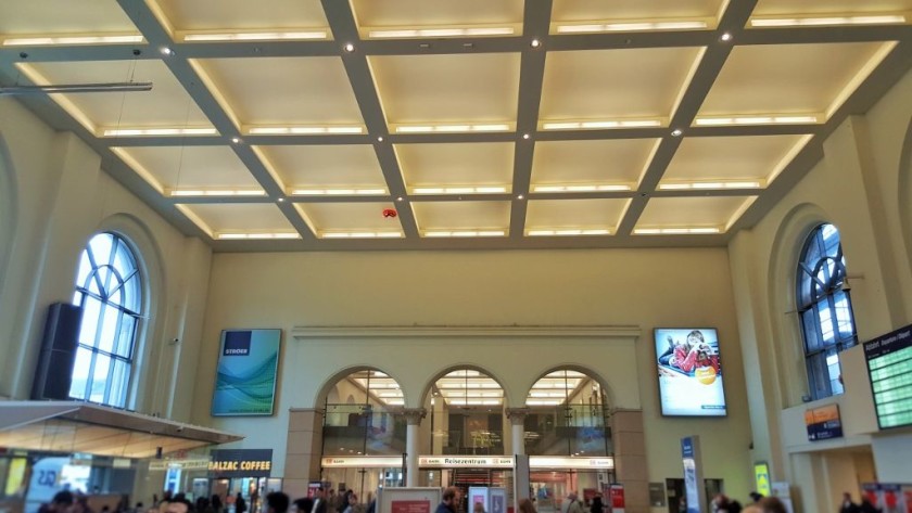 The main Hall at Hannover Hbf looking towards the ticket office