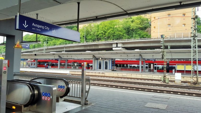 A view of the main platform/track/gleis at Koblenz Hbf - note the escalator