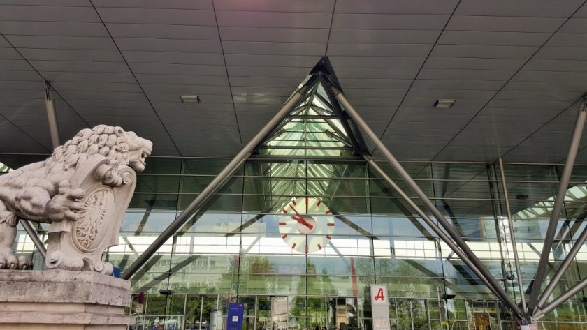 The main street entrance at Linz Hbf