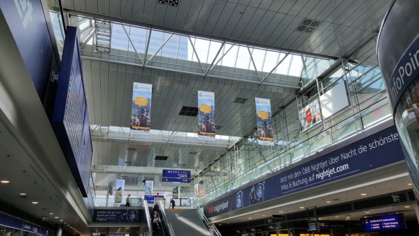 Looking up at the concourse at Linz Hbf from the main passage way beneath the platforms/bahnsteigen