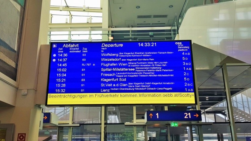 The main departure board at Klagenfurt Hbf, note the use of the zones and gleis/track numbers