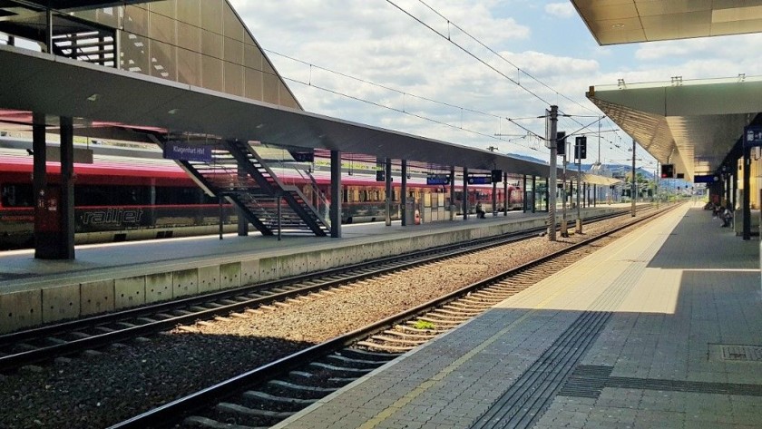 A view of gleis/track 1 at Klagenfurt Hbf, looking towards gleis 2 and 3