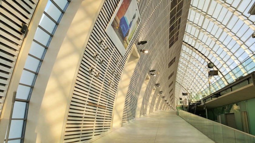 The slope leading up to voie/platform 4 at Avignon TGV