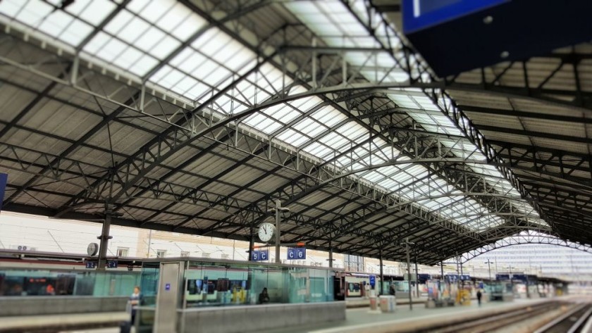 The voies/platforms under the roof at Lausanne station