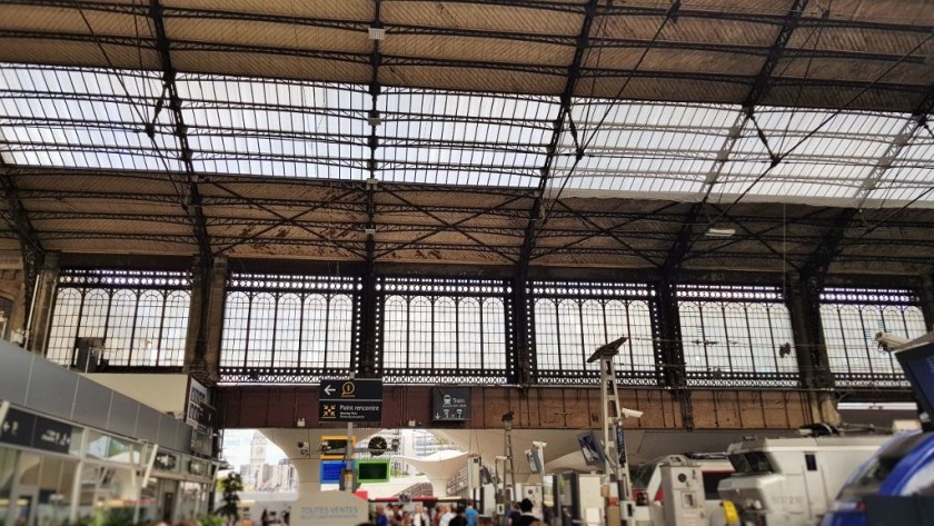 The main concourse at Paris Austerlitz - with the voies/platforms/tracks over to the right