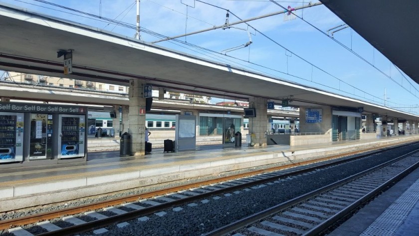 Looking across towards binari 2 and 3 at Padova stazione