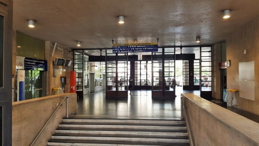 These stairs provide the main point of access to the binario (platforms/tracks)