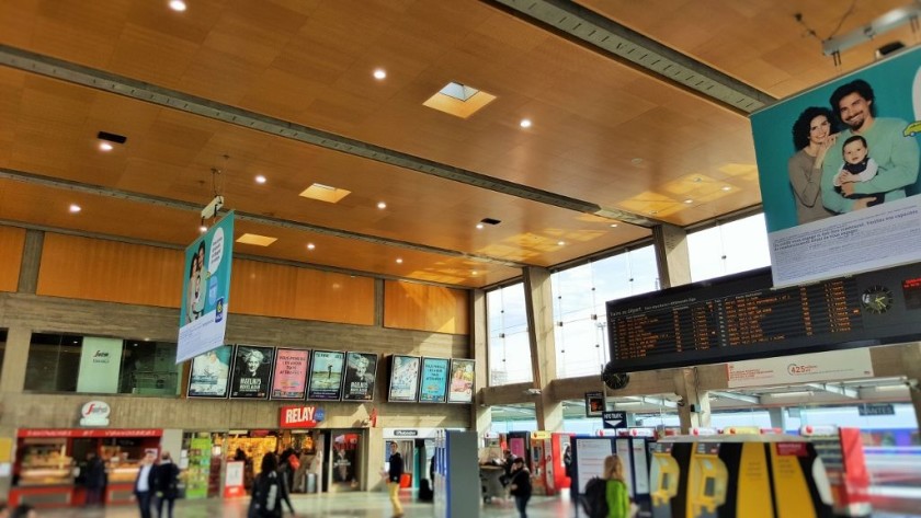 The main departure hall at Gare de Nantes
