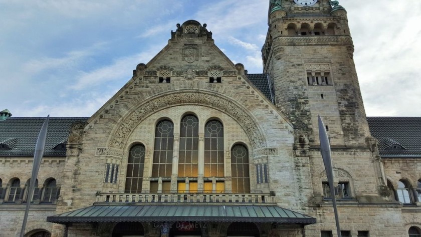 The main entrance on Place du Genéral du Gaulle