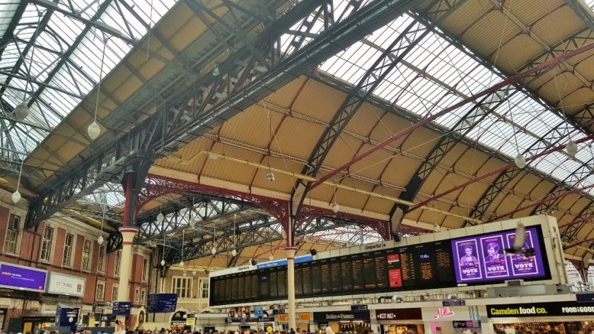 On the concourse in front of platforms 1 to 7, the Southeastern departures are listed on the left