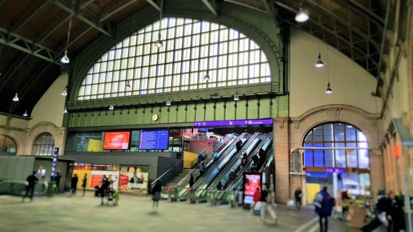 The banks of escalators connect the concourse to gleis 5 -17