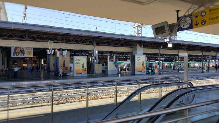 The escalators on a binari (platform) in the main station