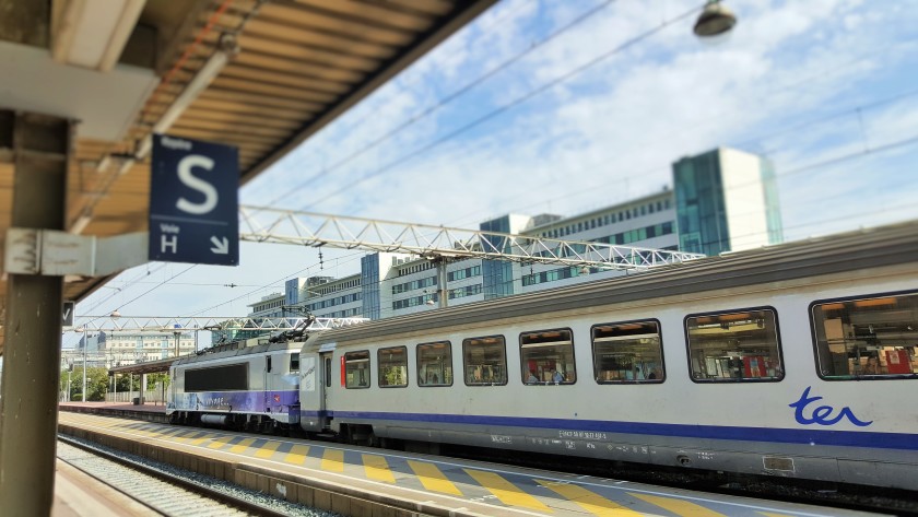 The larger letter S is the repére (zone), the smaller letter H is indicating the voie (platform/track)