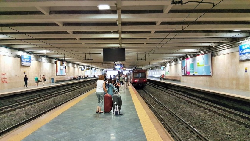 The platform in the Circumvesuviana station, note that the train has stopped farther along