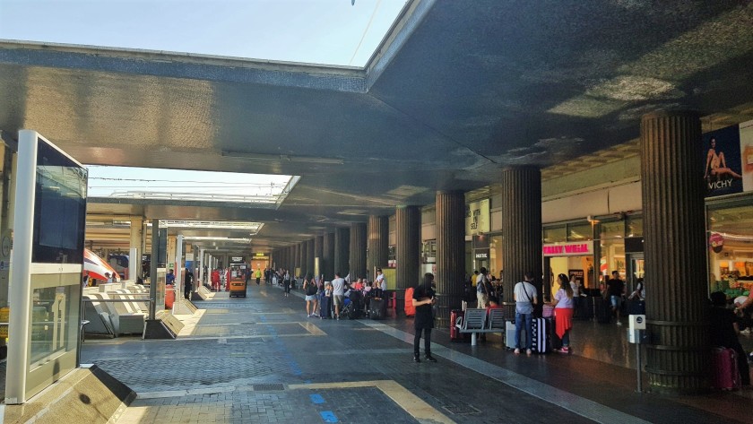 The departure hall is beside the binari (platforms) used by the long-distance trains: