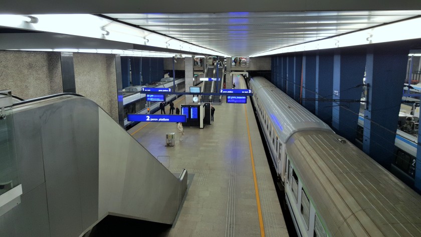 Escalators and elevators give access to the perons which the trains depart from