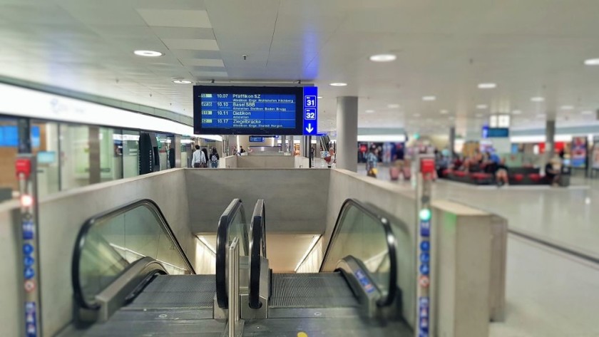 The escalator in the mall level leading down to gleis 31 and 32, the next departures from here are on the sign above