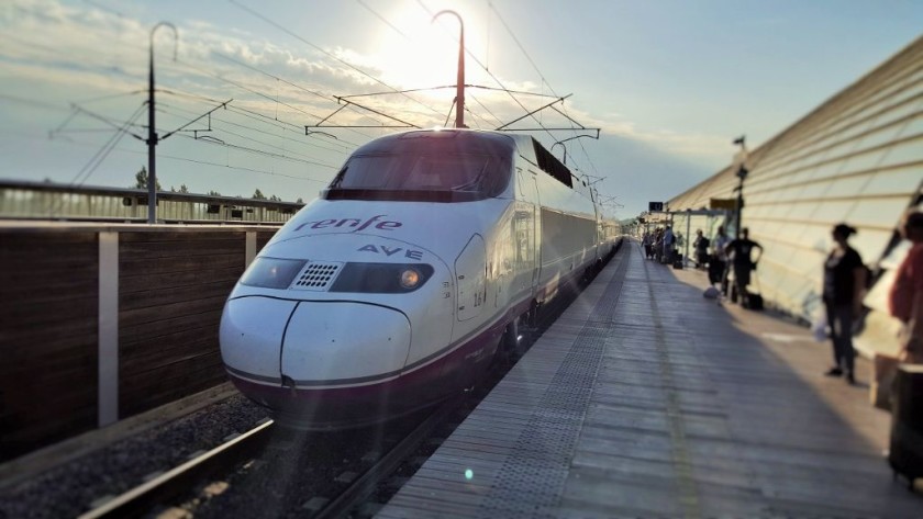 The daily train to Madrid arrives in Avignon TGV