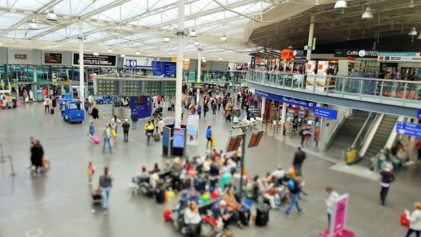 The area of the concourse between the entrance and the platforms (on the left)