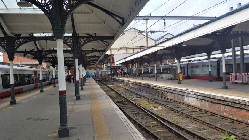 Norwich is a terminus so the access to and from the trains is all on one level
