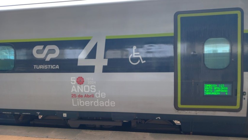 Boarding an Alfa Pendular train