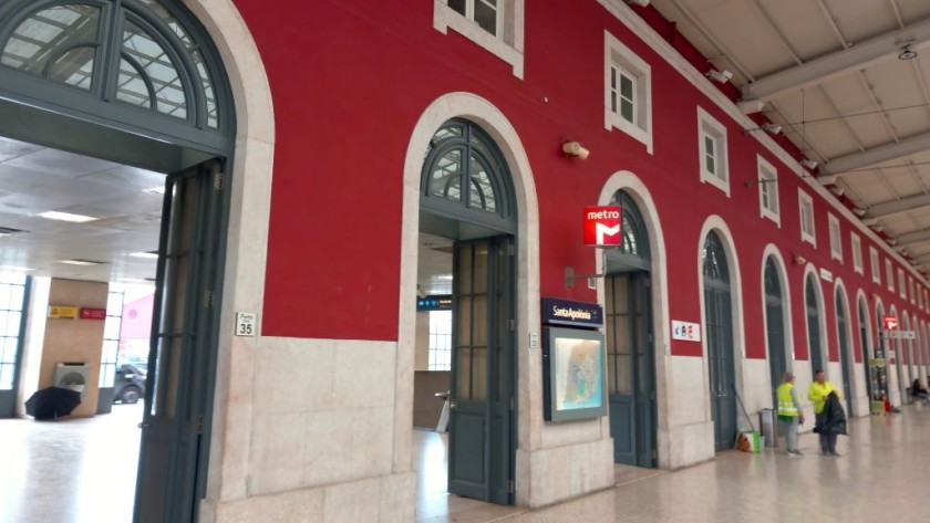 The access to the metro in Santa Apolonia station