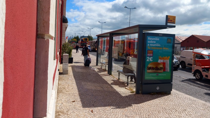 the bus stops at Sanat Apolonia station