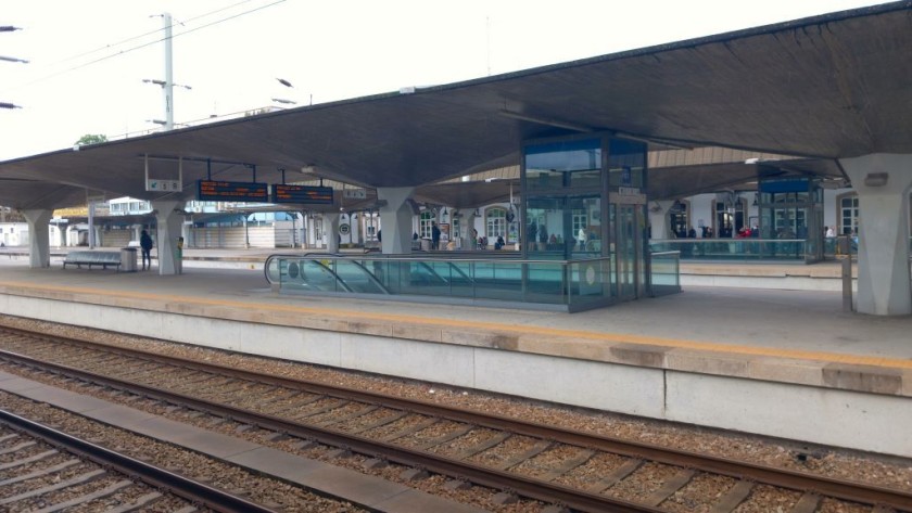 The escalators and lifts on the platforms at Porto (Camphana)