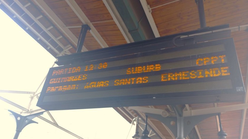 A departure screen on a linha (platform / track)