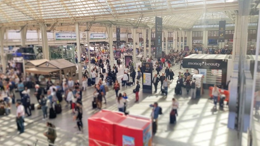 In this view of the Hall 2 concourse the voies are over to the left