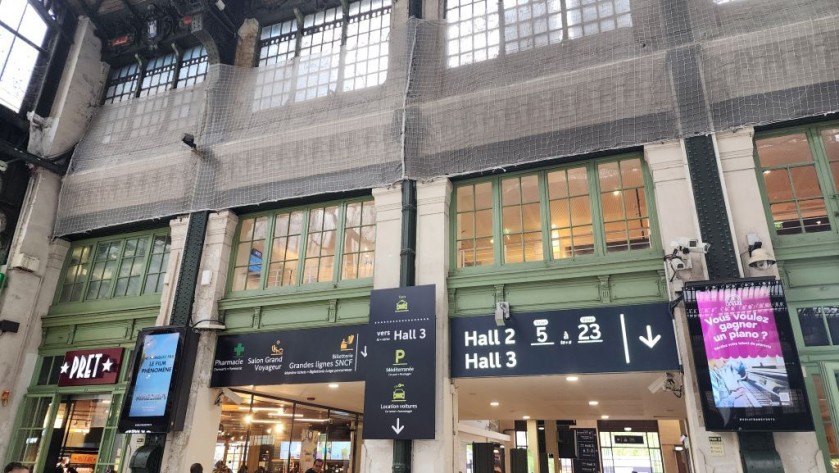 the access to the passage which leads to Halls 2 and 3 in Hall 1