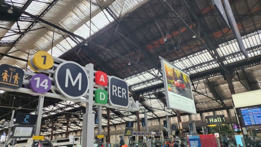 The access to the Metro and RER on the Hall 1 concourse at Gare De Lyon