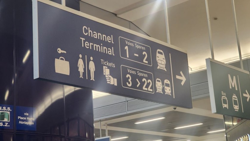 The sign in Bruxelles-Midi pointing the way to onward connections from Voies / Sporen 3 to 22