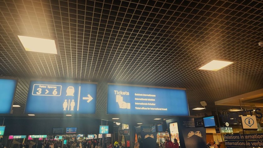 The signs in the Hall de gare pointing the way to the departure area for voies 3 to 6