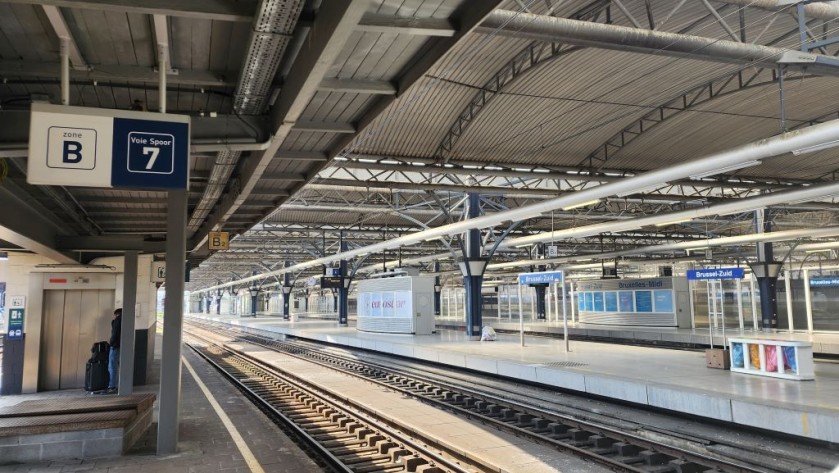 Looking towards the voies / sporen 3 to 6 used by most of the high speed trains