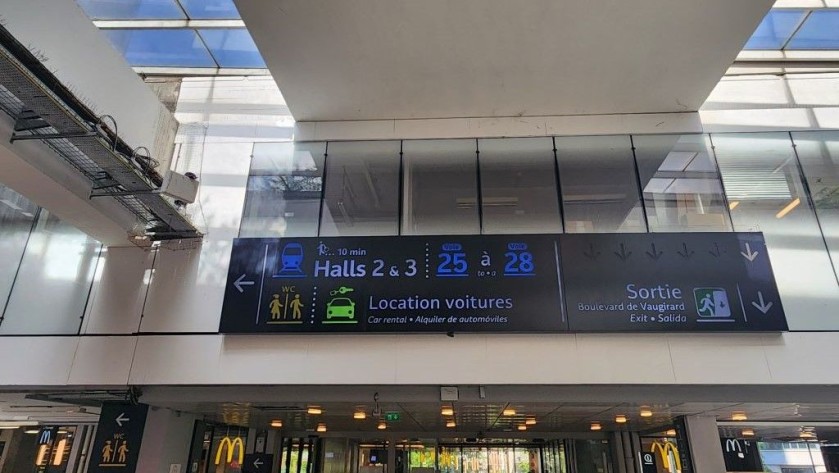 The signs pointing the way to Hall 3 at Gare Montparnasse
