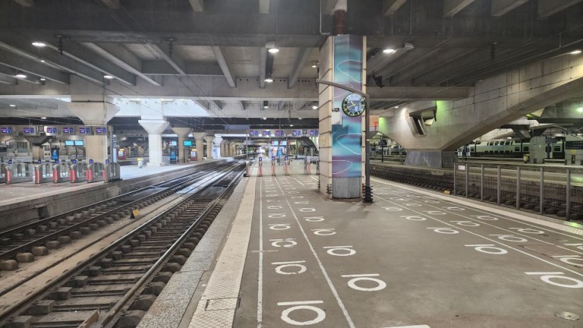 The long voies (platforms/ tracks) at Gare Montparnassse
